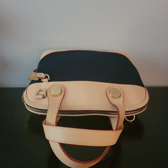 Dooney and Bourke Small  zip zip  Satchel  made  in  USA 🇺🇸 - Picture 5 of 16